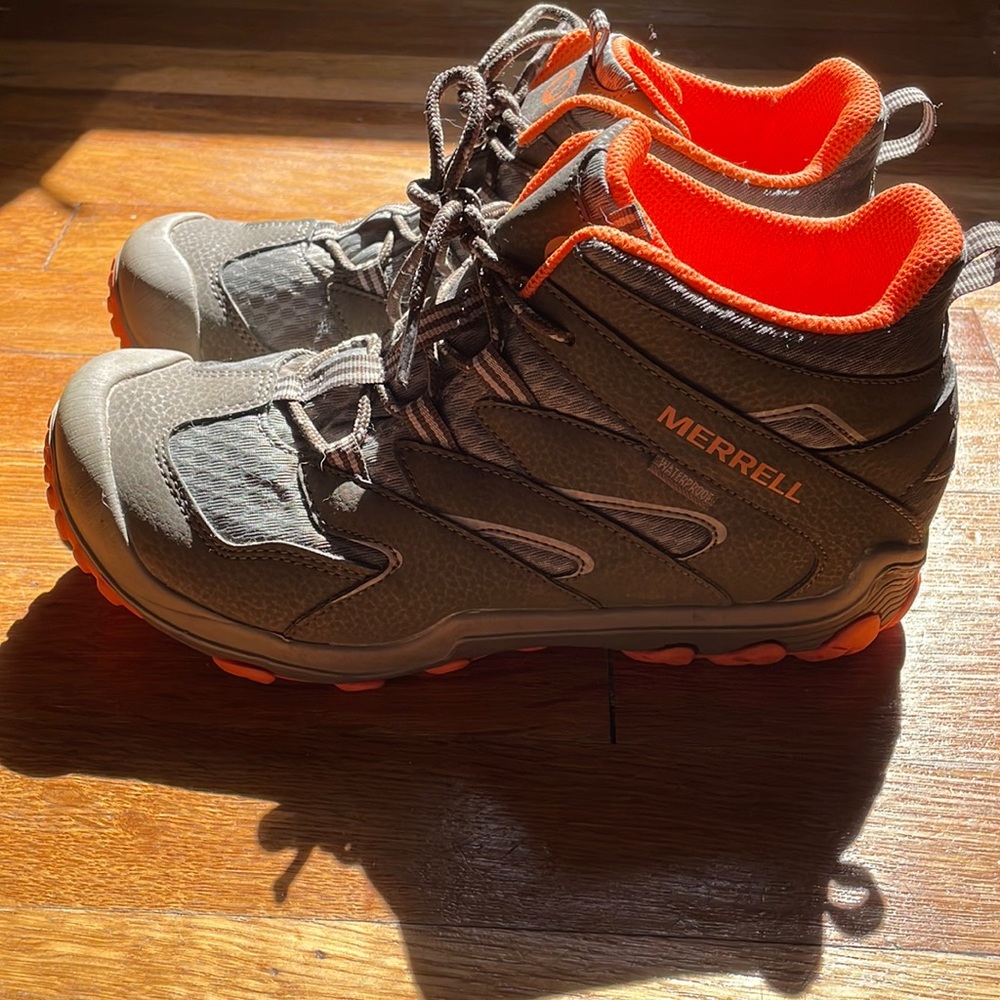 Merrell Boys Size 6 hiking boots like new